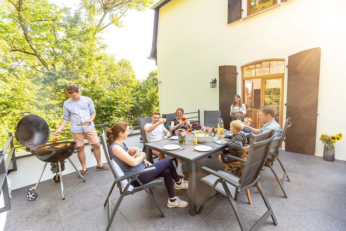 <!-- START: Articles Anywhere --><p>In der großzügigen Diele mit offenem Treppenhaus befindet sich neben einem Sitz-, Essbereich, ein <strong>Tulikivi Specksteinofen</strong>, der dem Haus bei Bedarf eine wohlige Wärme verleiht. Angrenzend an die moderne Küche ist eine <strong>große Terrasse mit ausreichend Sitzgelegenheiten</strong>.<br>Die ehemalige Sattelkammer des Landhauses ist nun ein kleine<strong>r Spa Bereich mit Sauna, Infrarotstrahler und Dusche</strong>. Nach einem ausgedehnten Spaziergang können die Muskeln hier so richtig schön entspannt werden. Bei einem Gläschen Wein auf der Terrasse oder dem <strong>Balkon mit Blick in den Wald oder das angrenzende Tal</strong> kann der Abend dann genussvoll ausklingen.</p>
<!-- END: Articles Anywhere -->